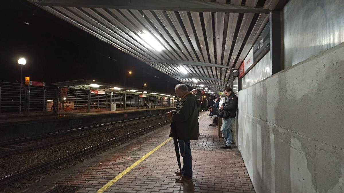 Usuarios, este miércoles, esperando por el tren en Mieres-Puente.