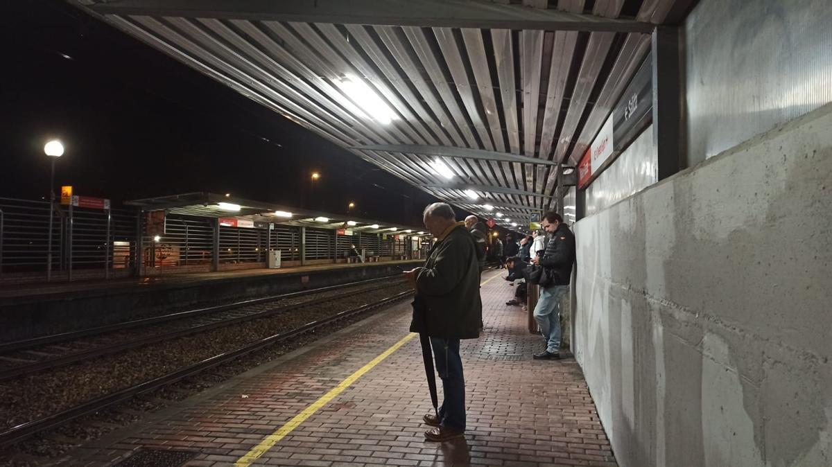 Usuarios,esperando por el tren en la estación de Mieres-Puente.