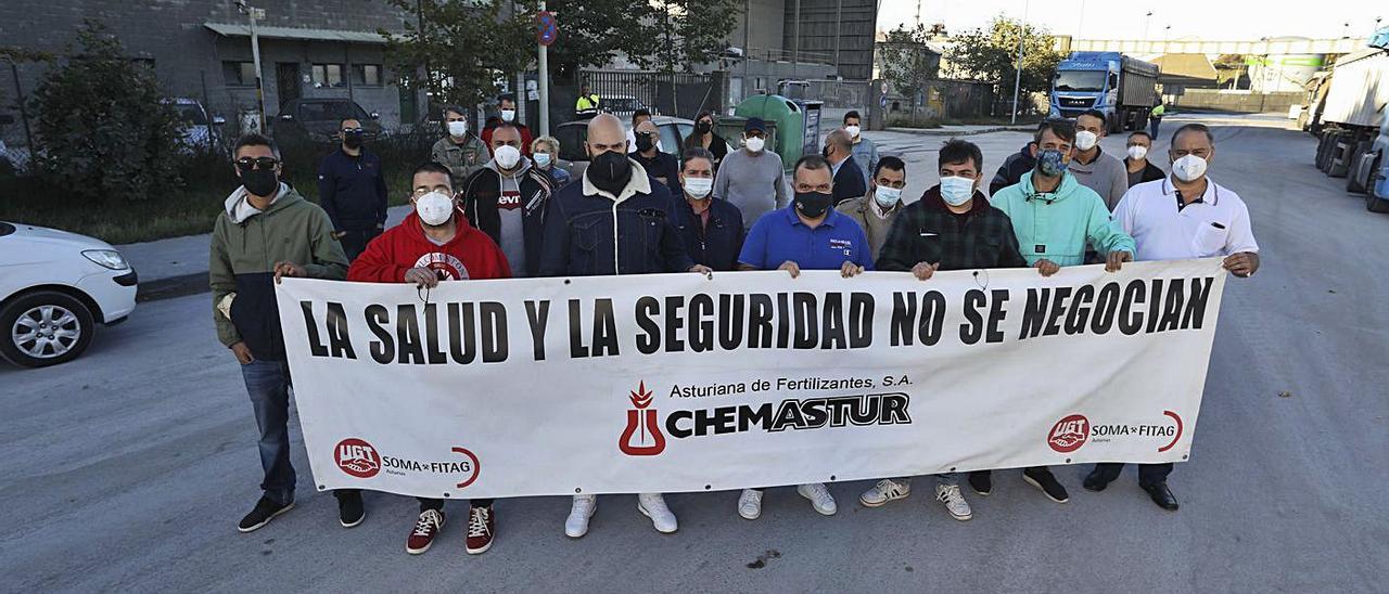 Los trabajadores de Chemastur durante la última concentración delante de sus instalaciones, en Castrillón.