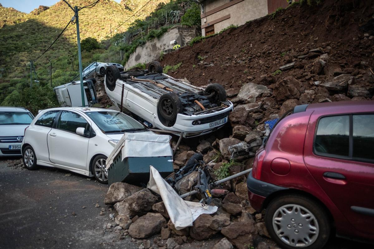 Siete coches afectados al caerse una calle en Valleseco por la borrasca Therese