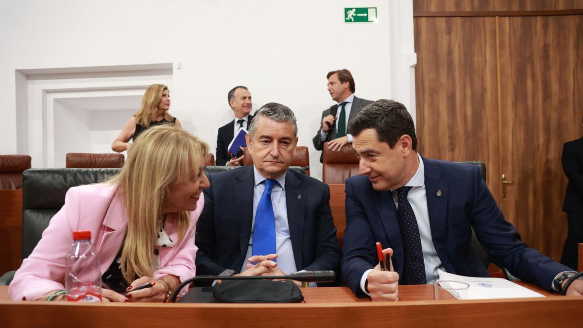 El presidente en funciones de la Junta y candidato del PP a la reelección, Juanma Moreno, junto a la consejera en funciones de Economía, Hacienda, Fondos Europeos y Diálogo Social y portavoz del Gobierno, Carolina España, y el consejero en funciones de Sanidad, Presidencia y Emergencias, Antonio Sanz.