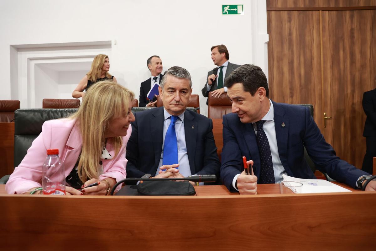 El presidente en funciones de la Junta y candidato del PP a la reelección, Juanma Moreno, junto a la consejera en funciones de Economía, Hacienda, Fondos Europeos y Diálogo Social y portavoz del Gobierno, Carolina España, y el consejero en funciones de Sanidad, Presidencia y Emergencias, Antonio Sanz.