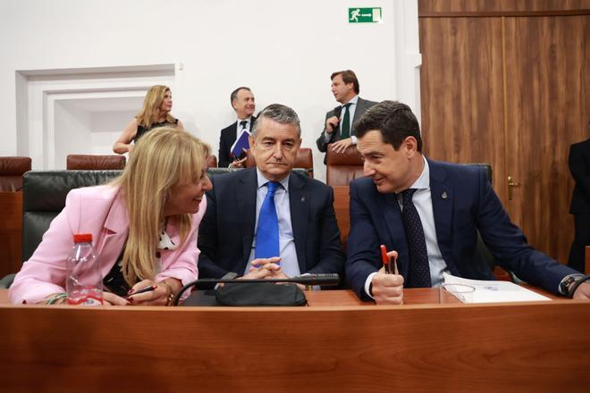 Del Pacto Verde Europeo a la prioridad nacional: los aplausos y abucheos de Vox al discurso de Juanma Moreno en Andalucía