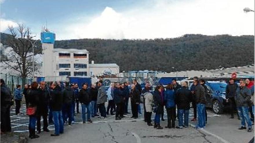 Treballadors a l&#039;entrada de la planta de Torraspapel de Sant Joan, ahir a la tarda.