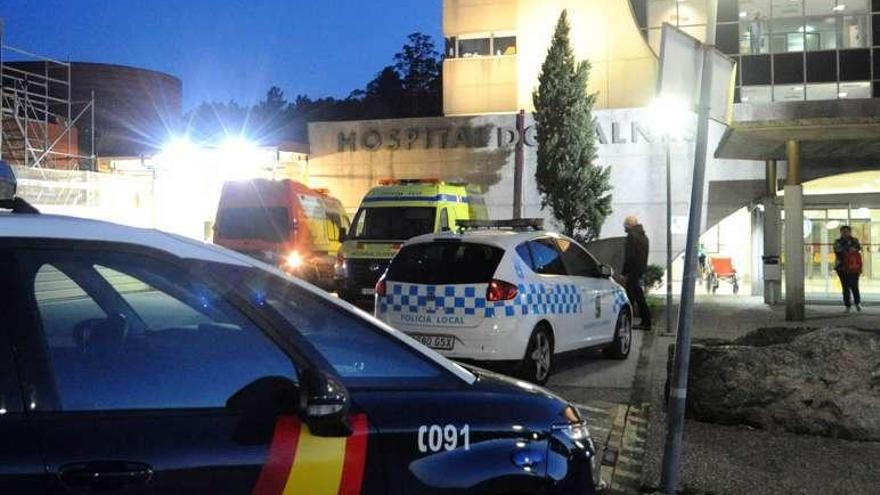 Patrullas de Policía Local y Nacional en el Hospital de O Salnés. // I.A.