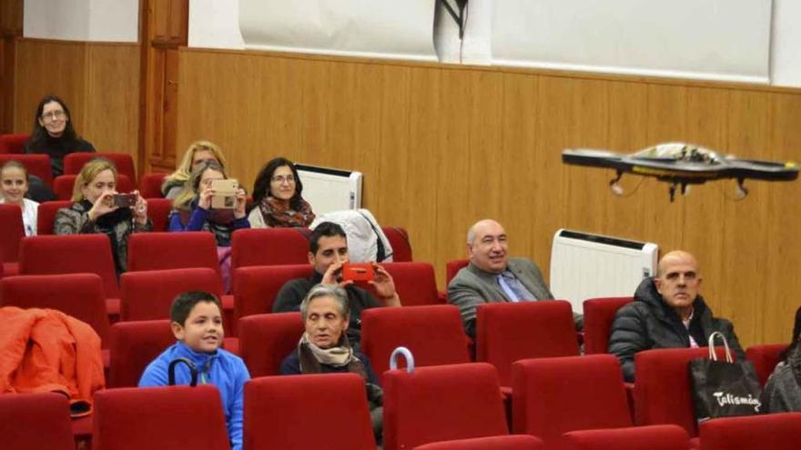 Un dron sobrevuela el salón de actos de La Encomienda