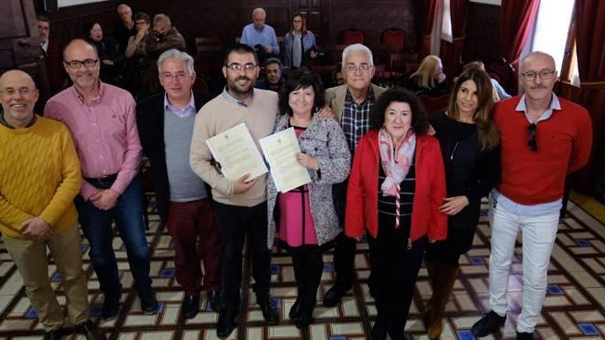 Firma de la donación del legado de «Pepe el Cronista» al Ayuntamiento de Monóvar.