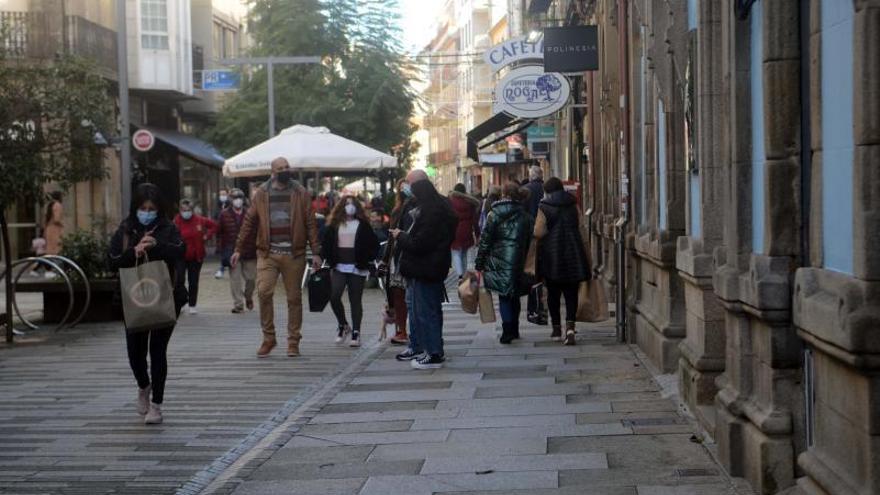 La calle Rey Daviña registró ayer un constante trasiego de clientes.