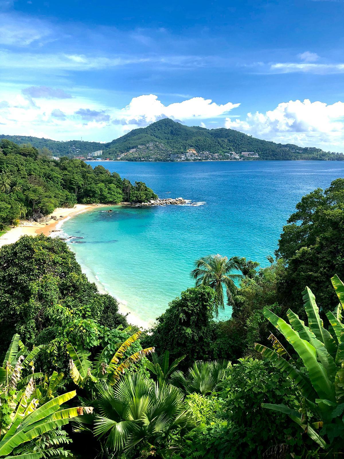 Phuket combina selva tropical, miradores y playas de aguas turquesas, una de las grandes puertas de entrada al mar de Andamán.