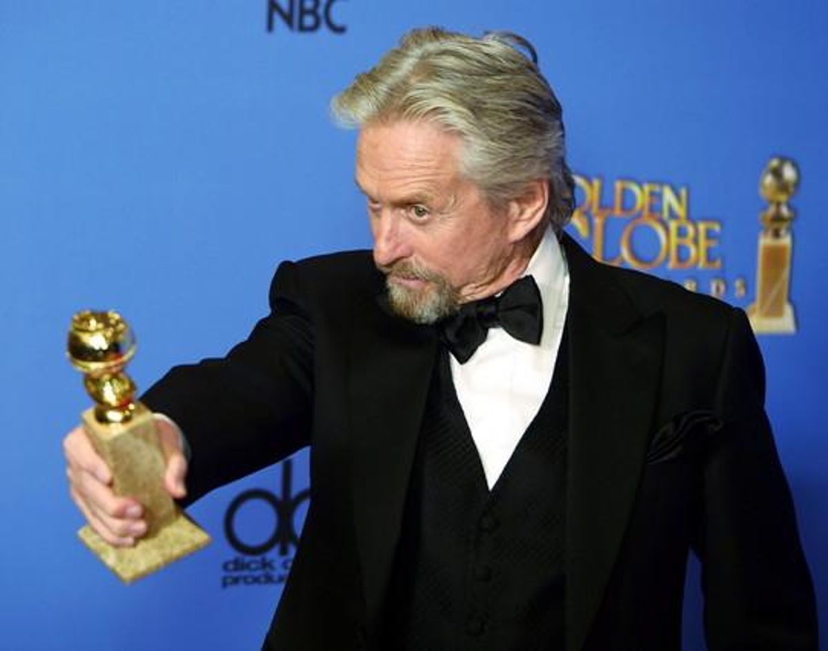 Michael Douglas sosté el premi al millor actor per ’Behind the candelabra’.
