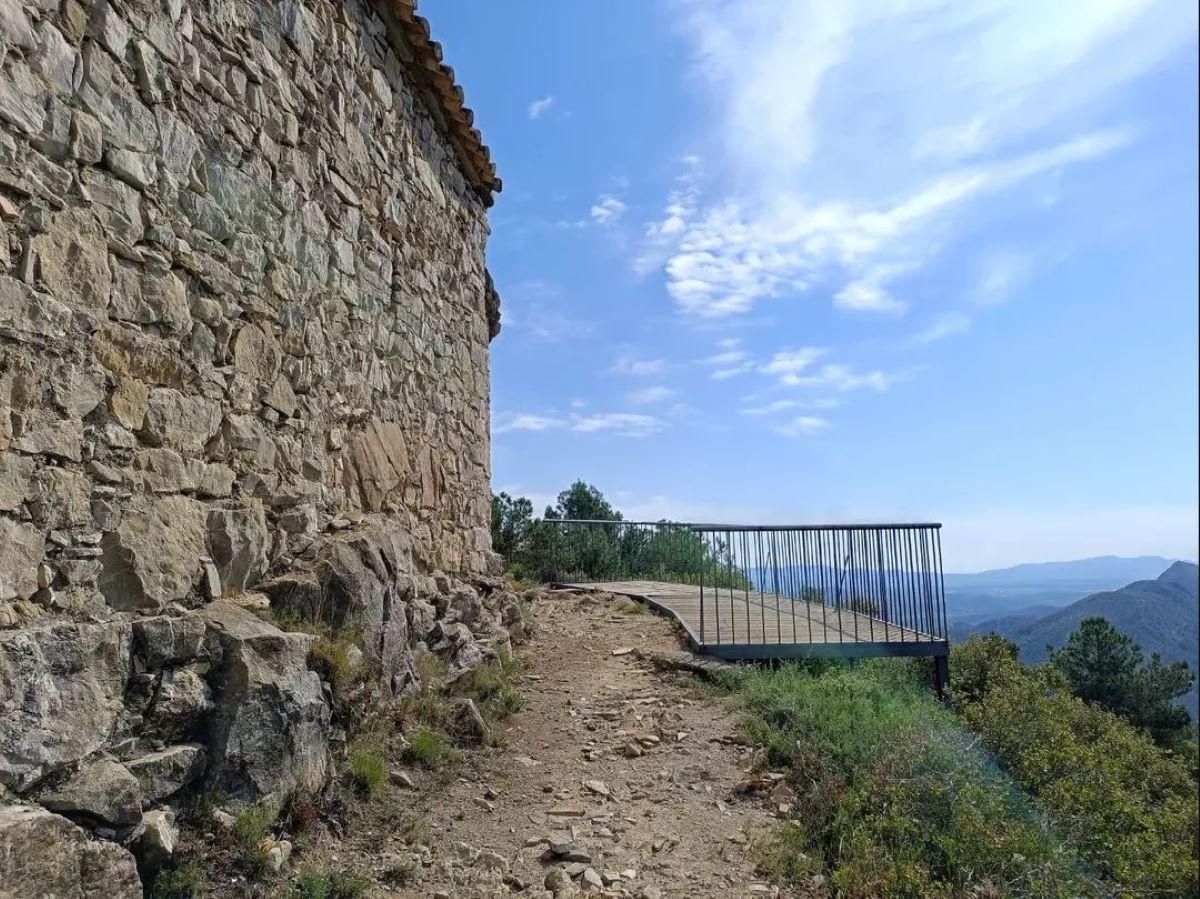 L'ermita Sant Jordi de Sant Llorenç de la Muga es troba en un indret privilegiat