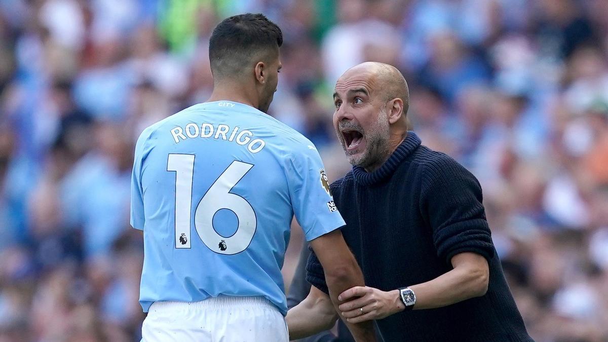 Guardiola da instrucciones a Rodri antes de su lesión.