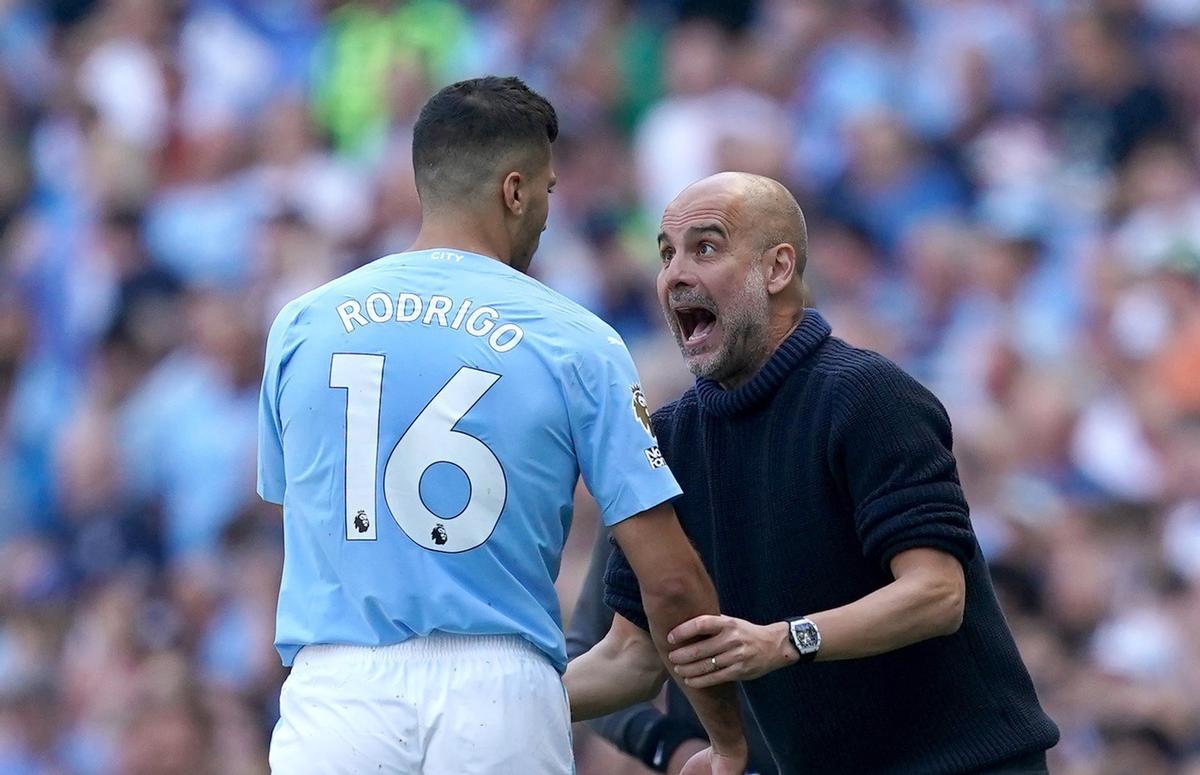 Guardiola da instrucciones a Rodri antes de su lesión.