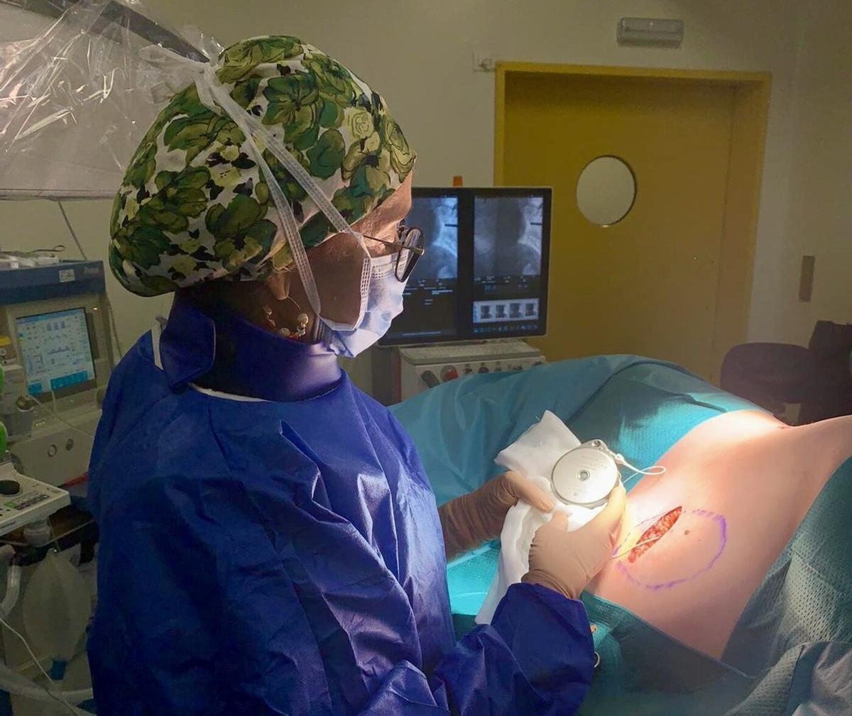 Colocación de la bomba de infusión en el Hospital Universitario Doctor José Molina Orosa para tratar el dolor crónico a un paciente