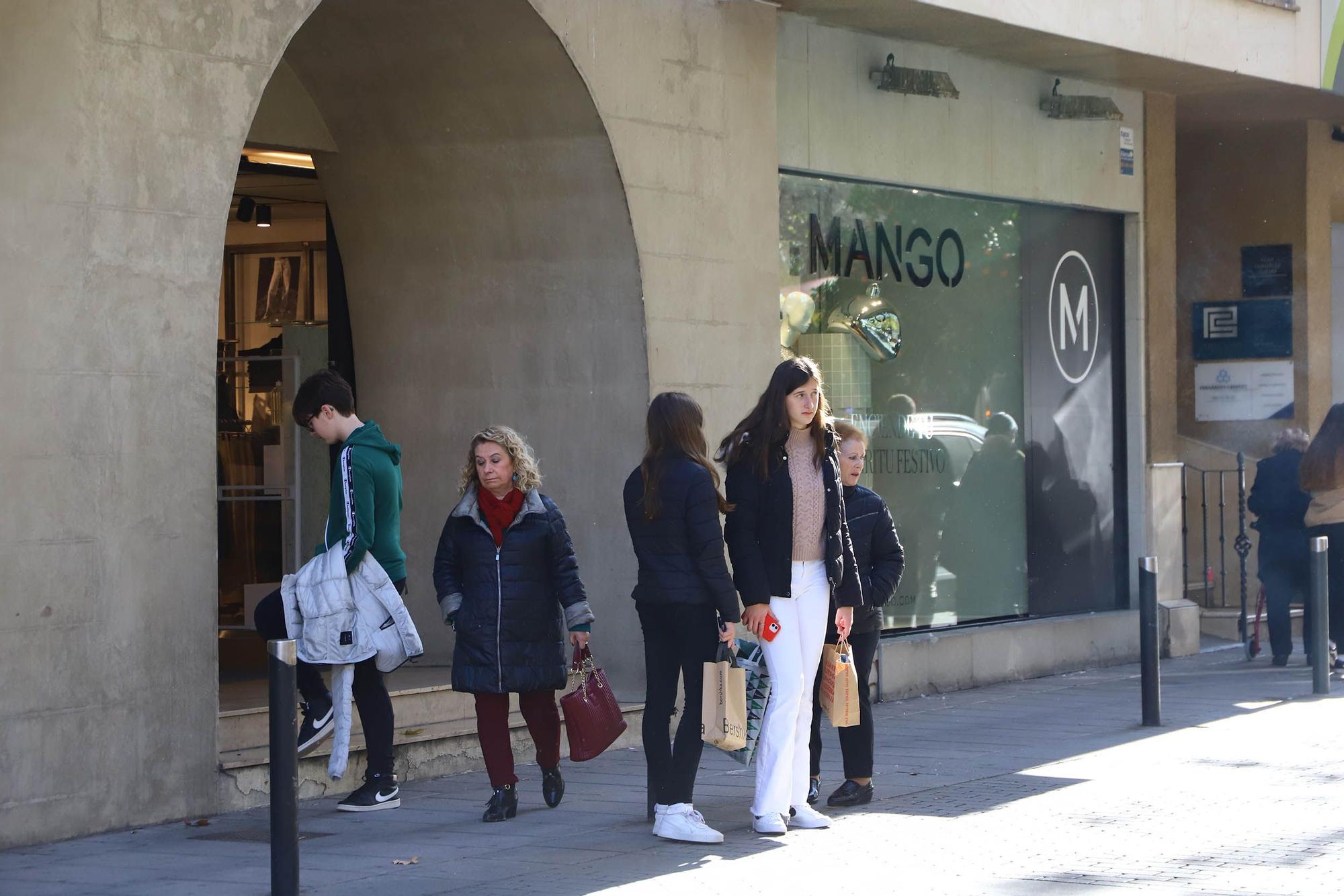 Colas y "mucha venta" en los comercios de Córdoba durante el festivo