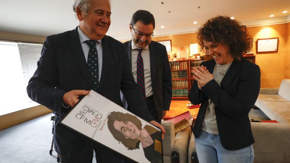 Eduardo Suárez, gerente de LA NUEVA ESPAÑA, entrega a Barja su caricatura en presencia del director, Gonzalo Martínez Peón. | Luisma Murias