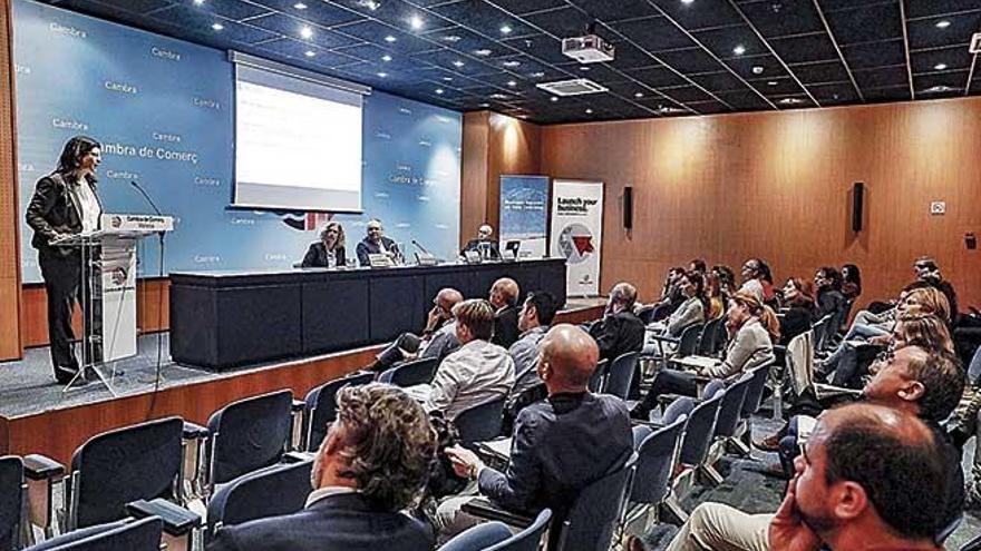 MarÃ­a Aparici (de pie), Alicia SÃ¡nchez, Antoni Mercant y Miguel Morey, en la CÃ¡mara de Comercio.