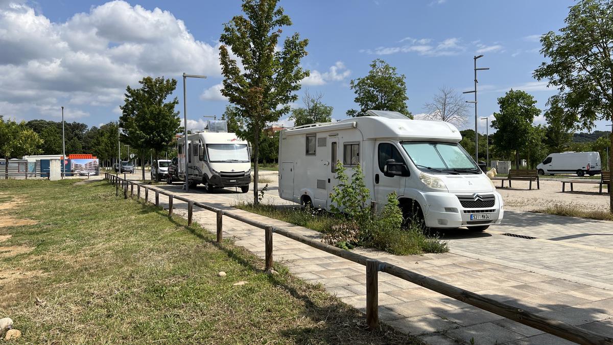 Dues autocaravanes aparcades a la zona de Domeny de Girona