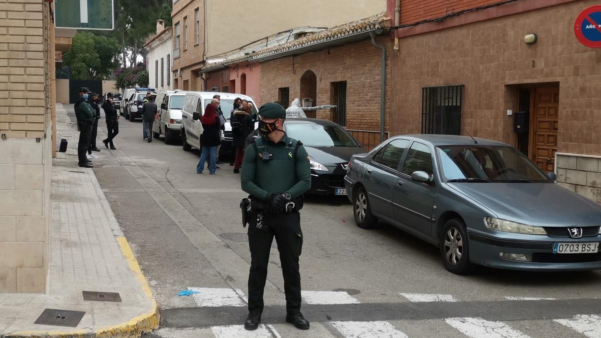 Una mujer mata a un amigo a martillazos en su casa de Bétera