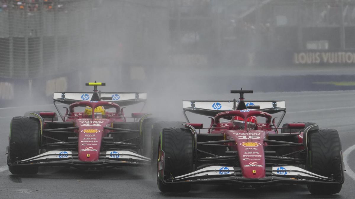 Los Ferrari de Charles Leclerc y Lewis Hamilton.