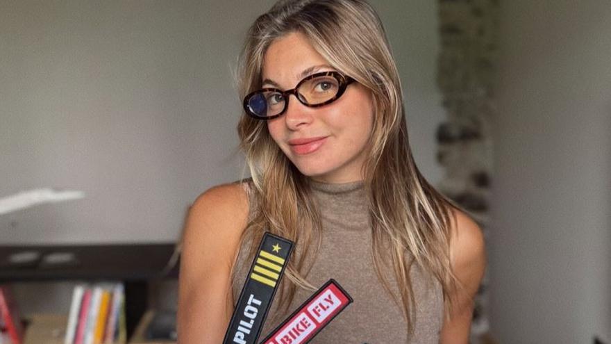 ¿Por qué un piloto puede llevar gafas pero no ser daltónico? La importancia de los colores en un avión