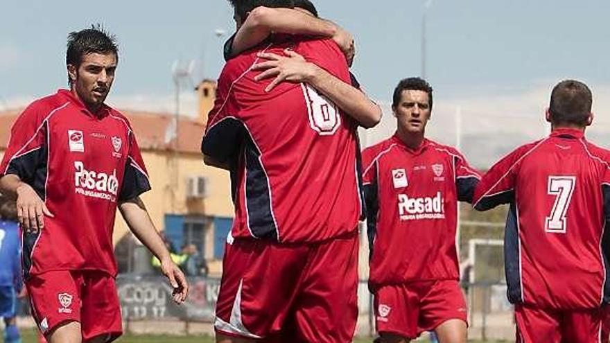 Los jugadores del Marino celebran el gol de Pablo en Getafe.