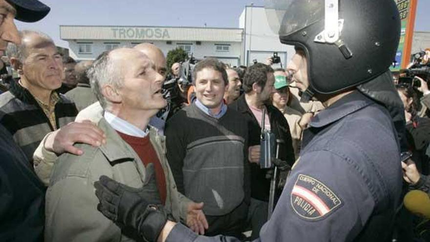 Los ganaderos, ayer, en Santiago, junto a los antidisturbios que los dispersaron.