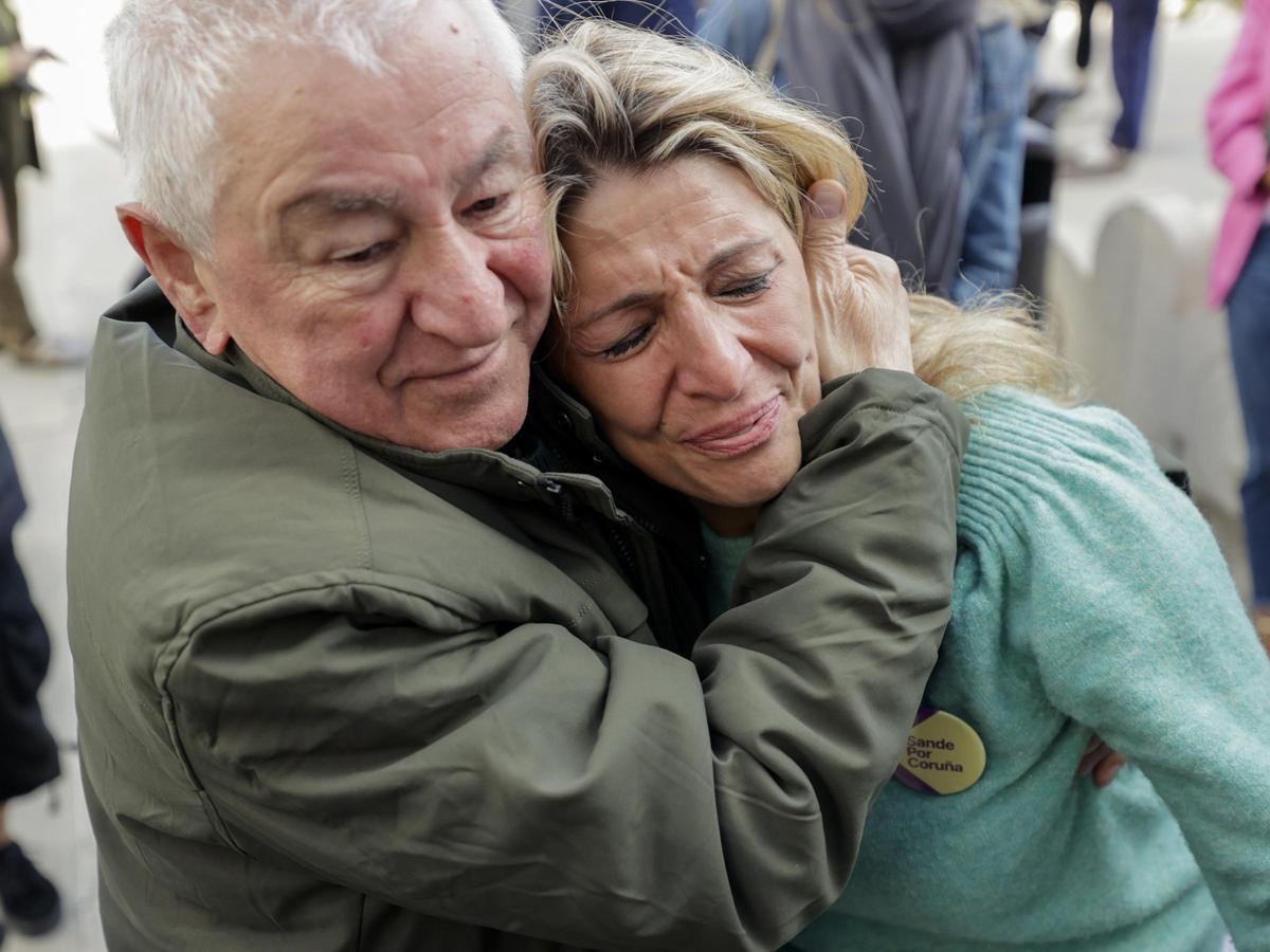 Yolanda Díaz abraza, muy emocionada, a su padre, Suso Díaz, en un acto de campaña de Sumar en A Coruña el pasado mes de mayo.