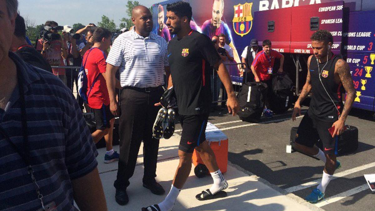 Neymar, bajando del autocar antes del entrenamiento