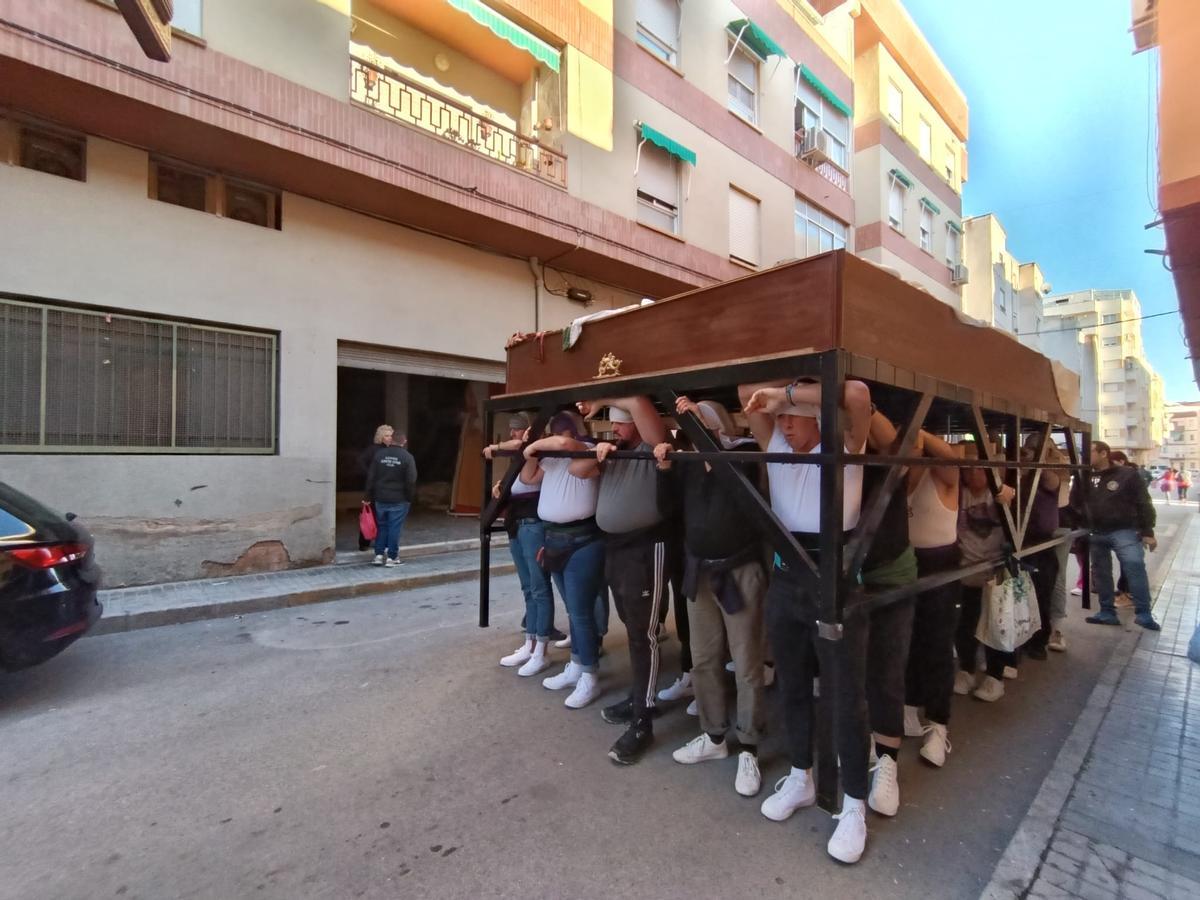 Ensayo del paso de la Santa Cena, que este año saldrá a costal por primera vez.