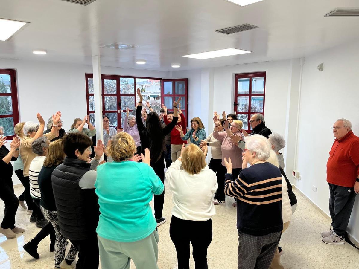 Taller de baile en el interior del centro sanitario.
