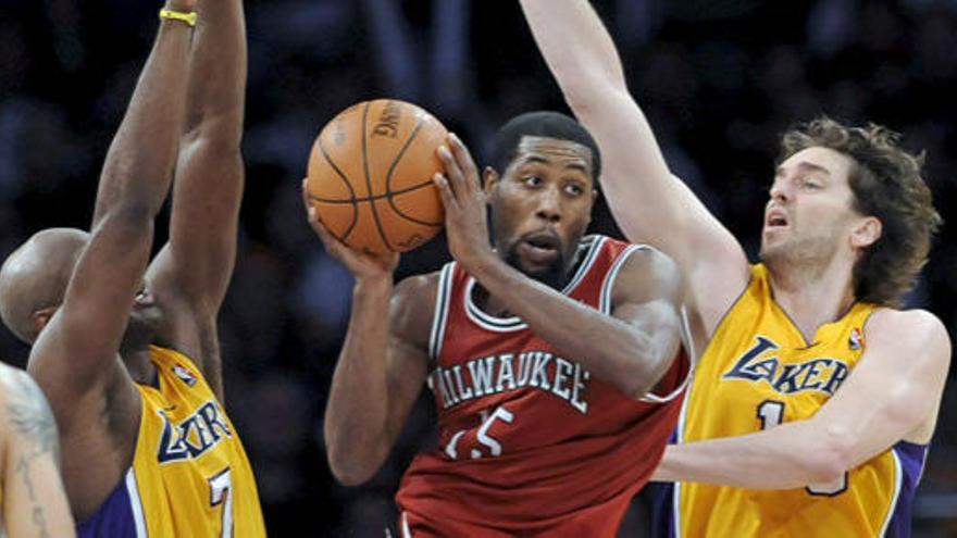 Milwaukee avergüenza a los Lakers