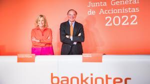 María Dolores Dancausa, CEO de Bankinter, y Pedro Guerrero, presidente del banco, en la junta general ordinaria de accionistas celebrada el 23 de marzo de 2022.