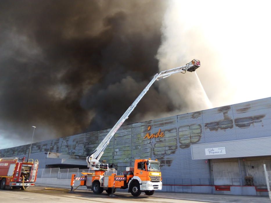 Un incendio devora una fábrica de plásticos en Olleria