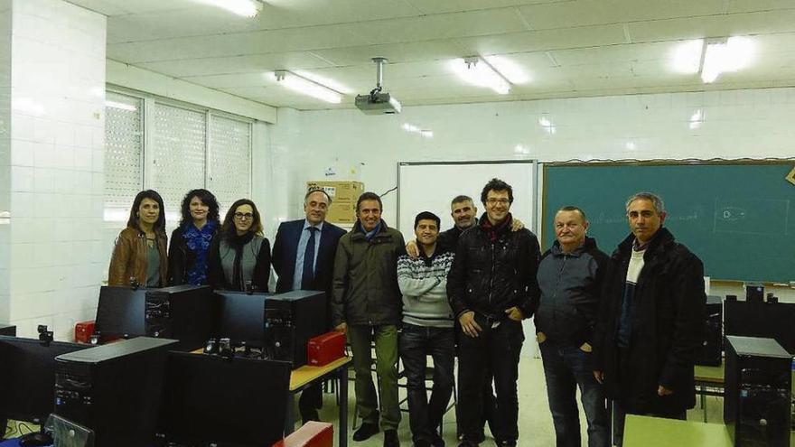 Estreno del Aula Tecnológica en el colegio O Telleiro. // Fdv