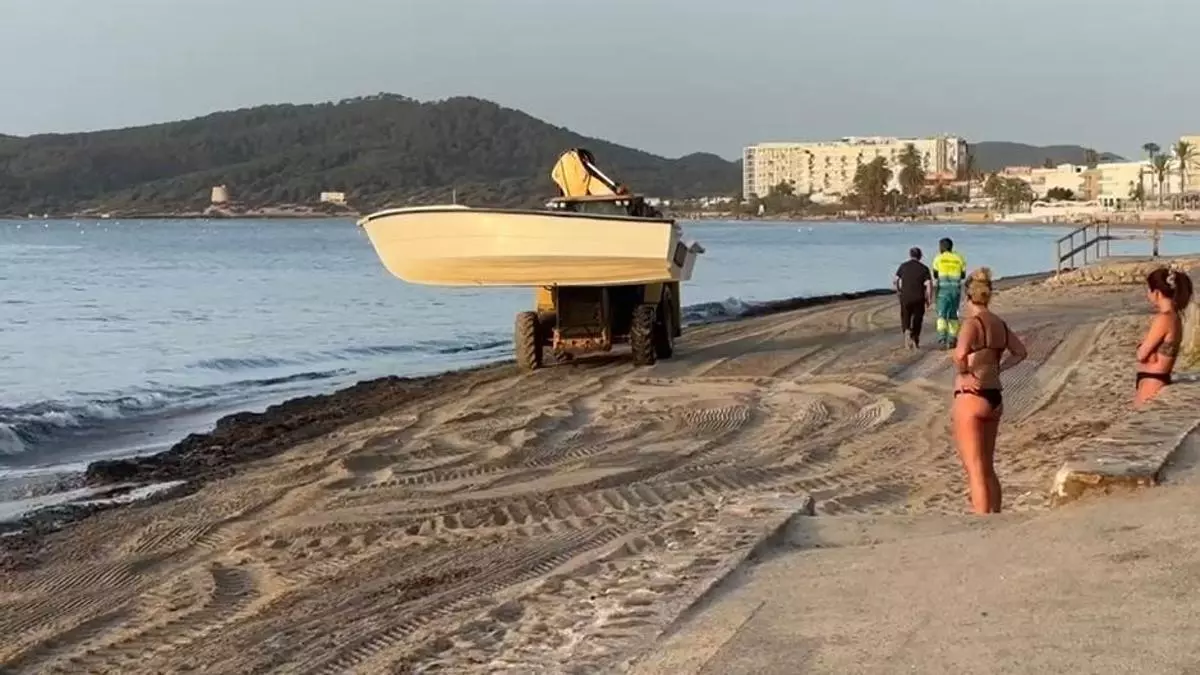 Retirada la barca que llevaba cinco días varada en Platja d'en Bossa, en Ibiza