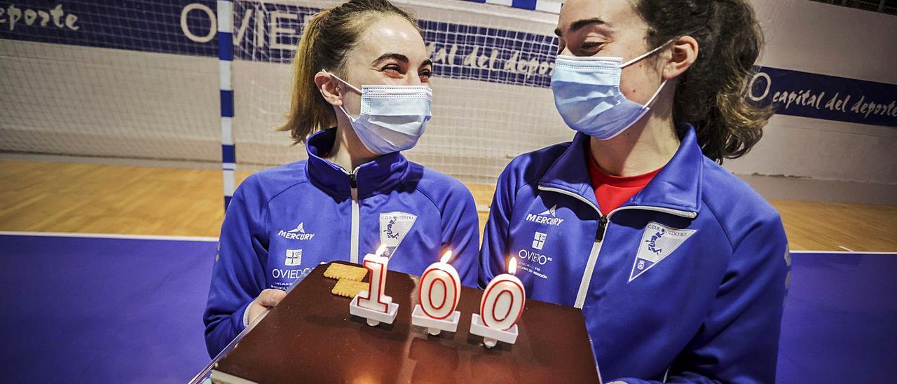 Por la izquierda, Andrea Carbajal y Carmen García-Calvo, ayer, celebrando sus 100 partidos en el Oviedo Balonmano con una tarta. | Irma Collín