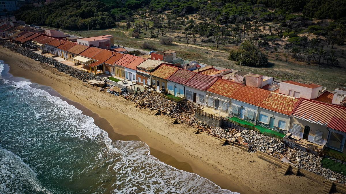 Casas de Babilonia. En la imagen se aprecian las defensas de las viviendas frente al oleaje, improvisadas por los propietarios de las casas