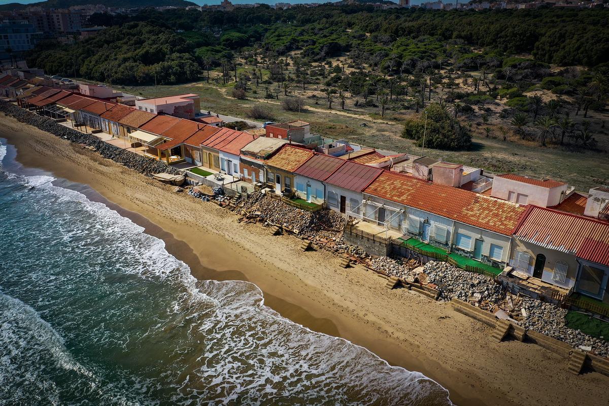 Casas de Babilonia. En la imagen se aprecian las defensas de las viviendas frente al oleaje, improvisadas por los propietarios de las casas