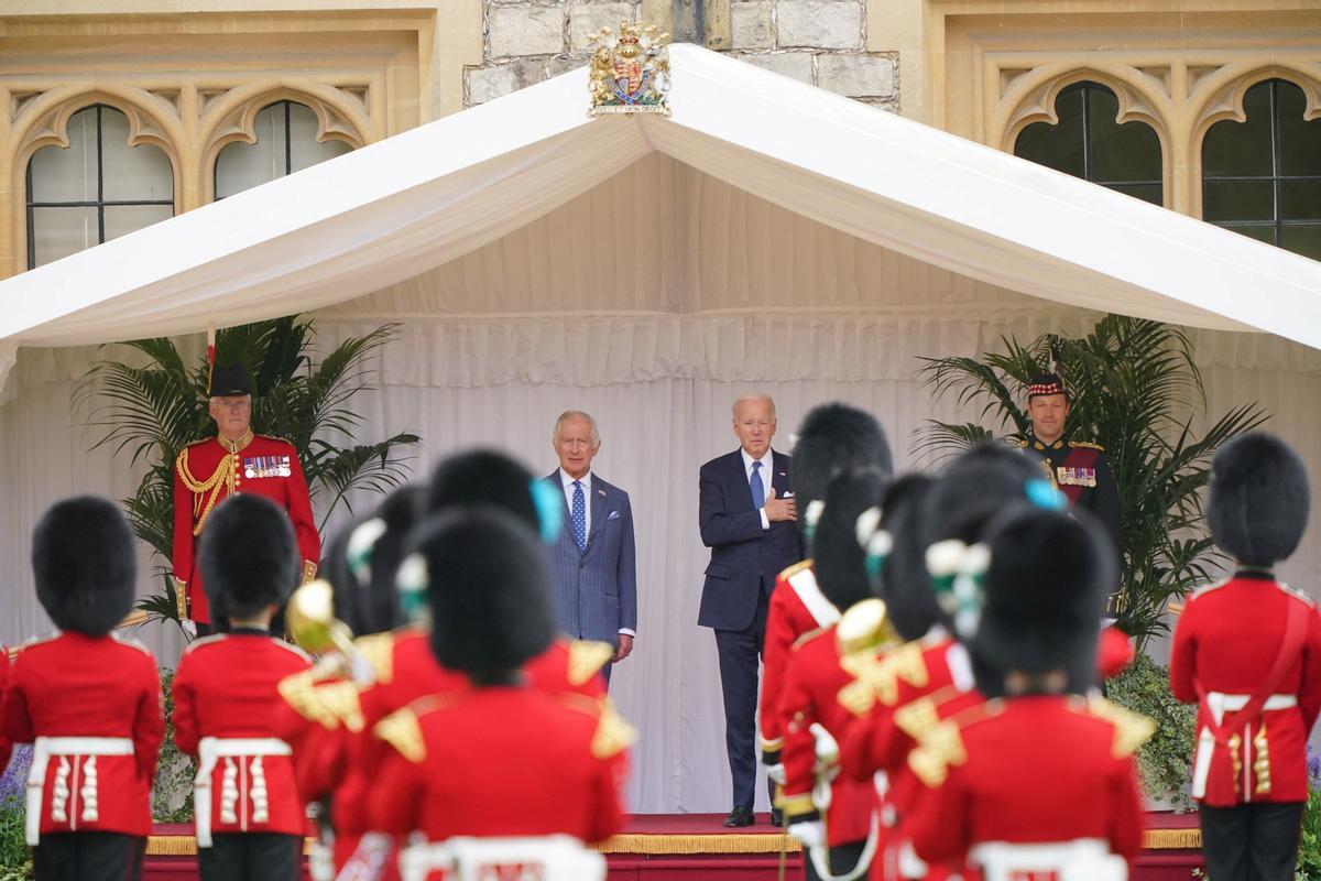 El presidente de los Estados Unidos, Joe Biden, es recibido por el rey Carlos III de Gran Bretaña durante una ceremonia de bienvenida en el Castillo de Windsor