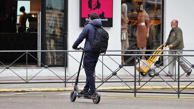 Un conductor circula por Vara de Rey con su patinete en una imagen de archivo.