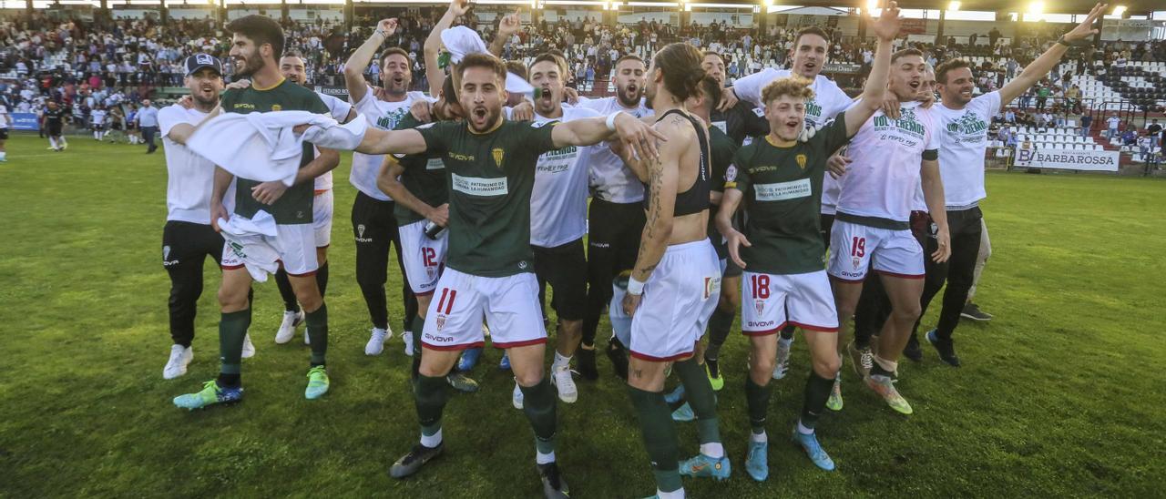 Los jugadores del Córdoba CF celebran el ascenso a Primera RFEF en el estadio Romano de Mérida.