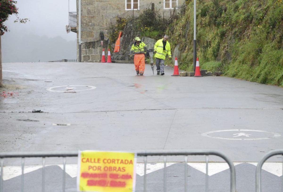 Corte de las obras en la vía O Viso-Igrexario. | GONZALO NÚÑEZ