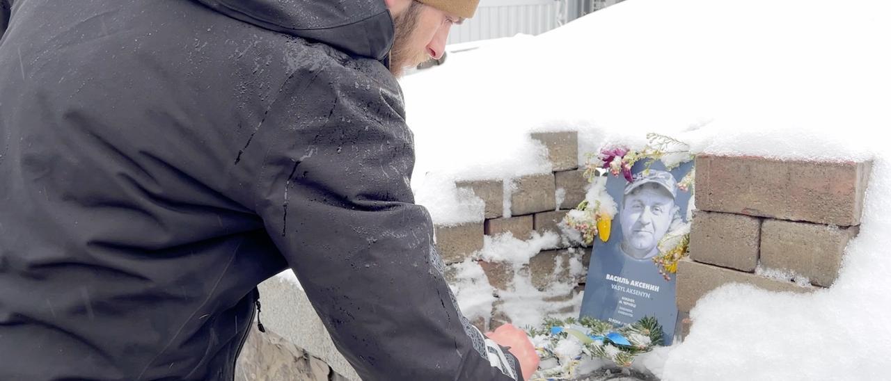 Familiares de víctimas de las protestas de Maidán en Kiev reclaman justicia 10 años después de la matanza.