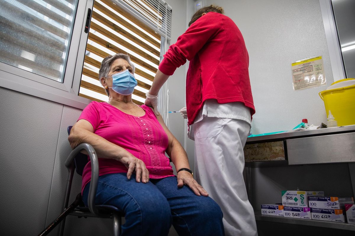 Los mayores de 60 años empiezan a vacunarse de la cuarta dosis del covid y de la gripe, este lunes en el CAP Sant Rafael de Barcelona.