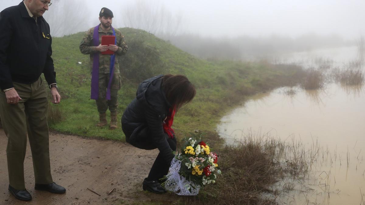 La ministra de Defensa, Margarita Robles, deja un ramo de flores en la orilla del lago donde fallecieron ahogados los dos militares de Cerro Muriano.