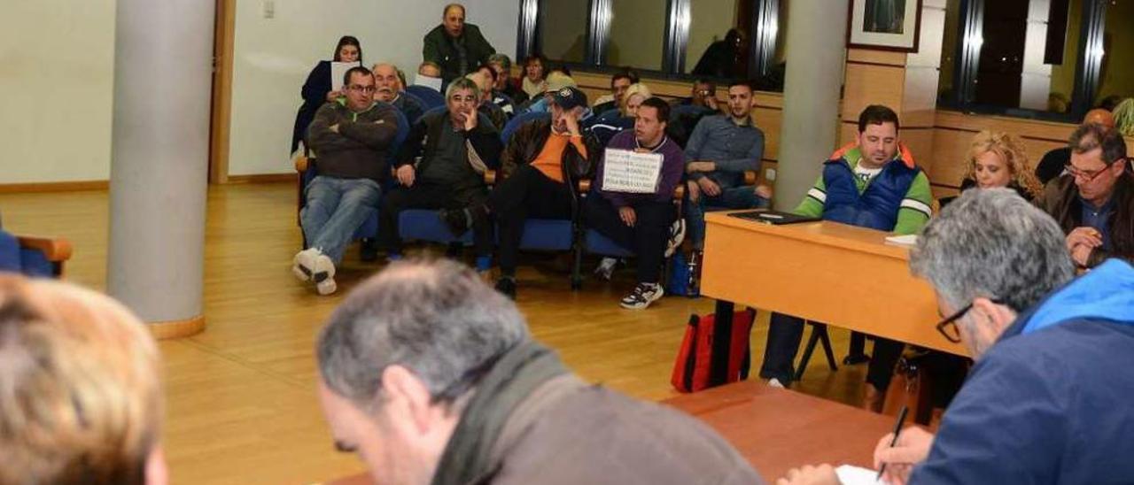 Odilo Barreiro, en primer plano, con algunos vecinos de la Plataforma de Seara al fondo, ayer. // G.N.