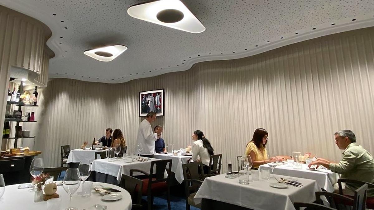La sala del restaurante Novo Maite Anduriña (Zaragoza).