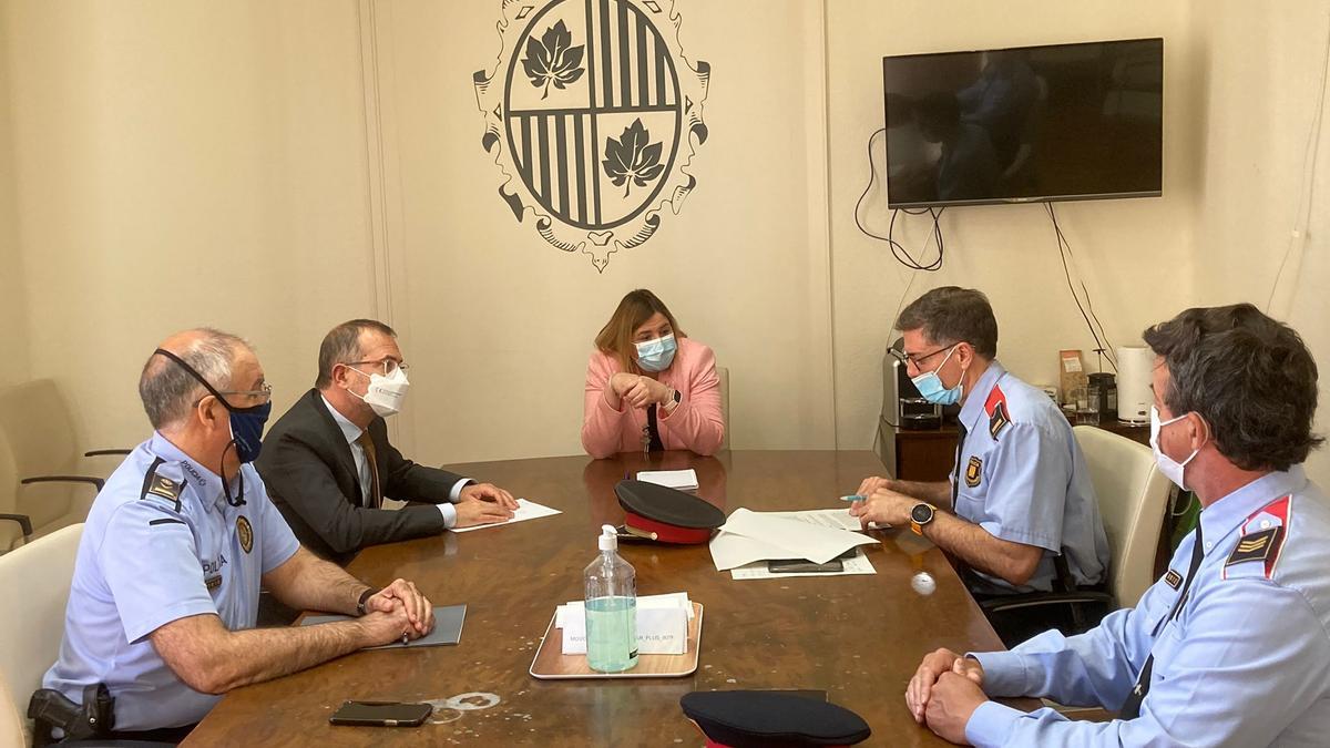 L&#039;alcaldessa de Figueres, Agnès Lladó, i el vicealcalde, Pere Casellas, en una reunió amb els màxims responsables de Mossos i la Guàrdia Urbana de la ciutat aquest 24 de maig del 2021. (Horitzontal)