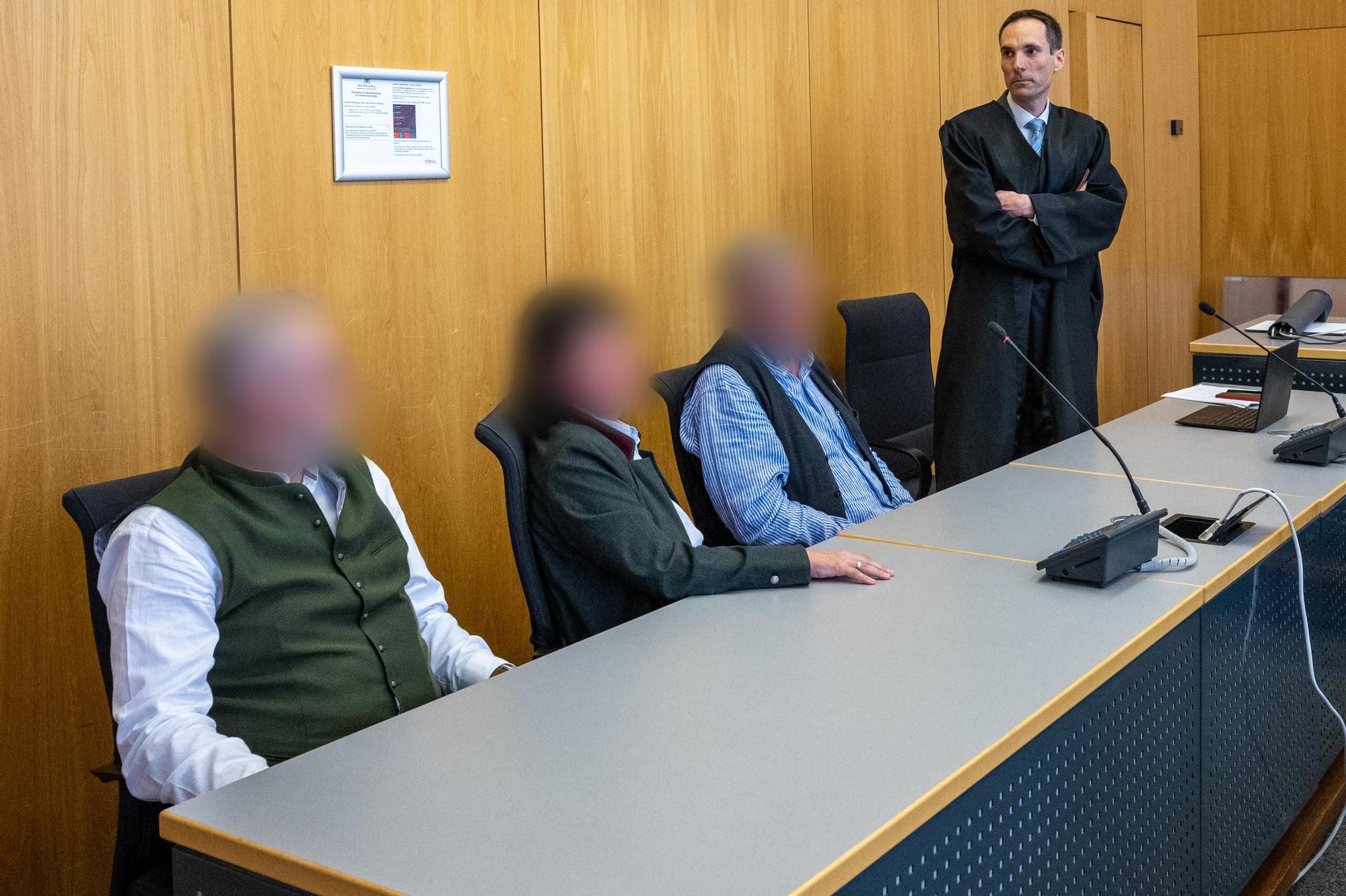 Die drei Adoptivkinder von Erwin und Anita Müller im Gerichtssaal.